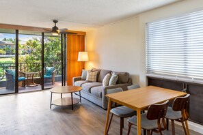 Living area - Amazing Stay - 2 Bed Maui Condo! (Lahaina)