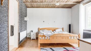 4 bedrooms, iron/ironing board, WiFi, bed sheets