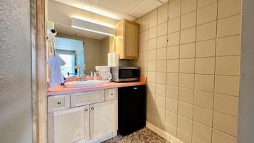 Kühlschrank, Mikrowelle, Wasserkocher mit Kaffee-/Teezubehör, Toaster