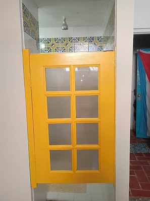Standard Double Room, Balcony, Courtyard View | Bathroom