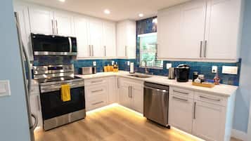 Een koelkast, een magnetron, een oven, een kookplaat