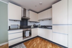 Fridge, oven, stovetop, dishwasher