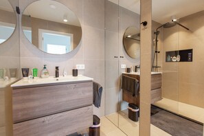 Ducha, toallas, jabón y papel higiénico