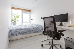 1 dormitorio, tabla de planchar con plancha, wifi y ropa de cama