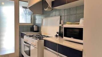 Een koelkast, een magnetron, een oven, een kookplaat