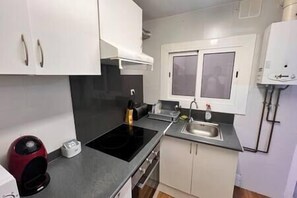 Fridge, microwave, oven, stovetop - Biada Apartment (Pineda de Mar)