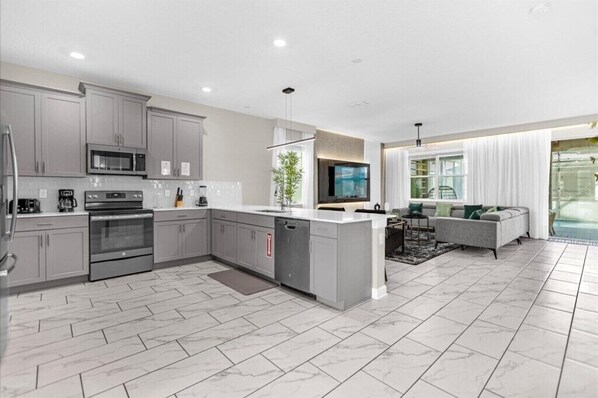 Een koelkast, een magnetron, een oven, een kookplaat