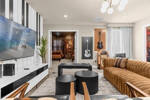 TV - 9 Bedrooms / 5 bathrooms / Storey Lake (4571NL) (kissimmee)