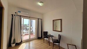 Deluxe-Suite, Balkon, Stadtblick | Wohnbereich | 32-Zoll-Smart-TV mit Kabelempfang