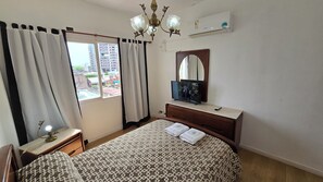 Deluxe suite, balkon, uitzicht op de stad | Een kluis op de kamer, verduisterende gordijnen, gratis wifi, beddengoed