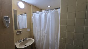 Basic Double or Twin Room, City View | Bathroom | Hair dryer, towels, soap, shampoo - Hotel Plaza Carlos1  (Concepción del Uruguay)