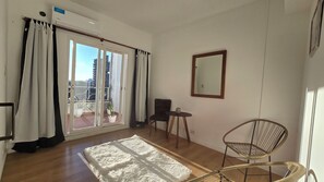 Deluxe suite, balkon, uitzicht op de stad | Woonruimte | Een 32-inch smart-tv met kabelzenders