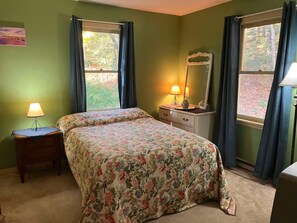 2 bedrooms, desk, iron/ironing board, WiFi