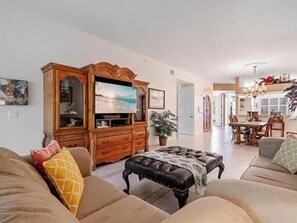 Living area - 3-bedroom condo in brilliant Naples with AC (Naples)
