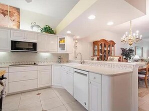 Private kitchen - 3-bedroom condo in brilliant Naples with AC (Naples)