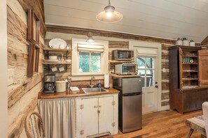 Private kitchen - The Moonshine Cabin at Green Frog Farm (Bells)