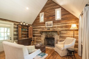 Living area - The Moonshine Cabin at Green Frog Farm (Bells)