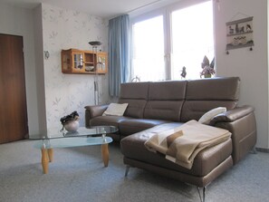 TV, books, stereo - Apartment Burgblick Apartment B (Dornum)