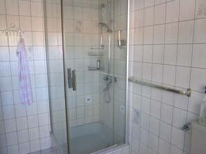 Suihku, hiustenkuivaaja, pyyhkeet, saippua