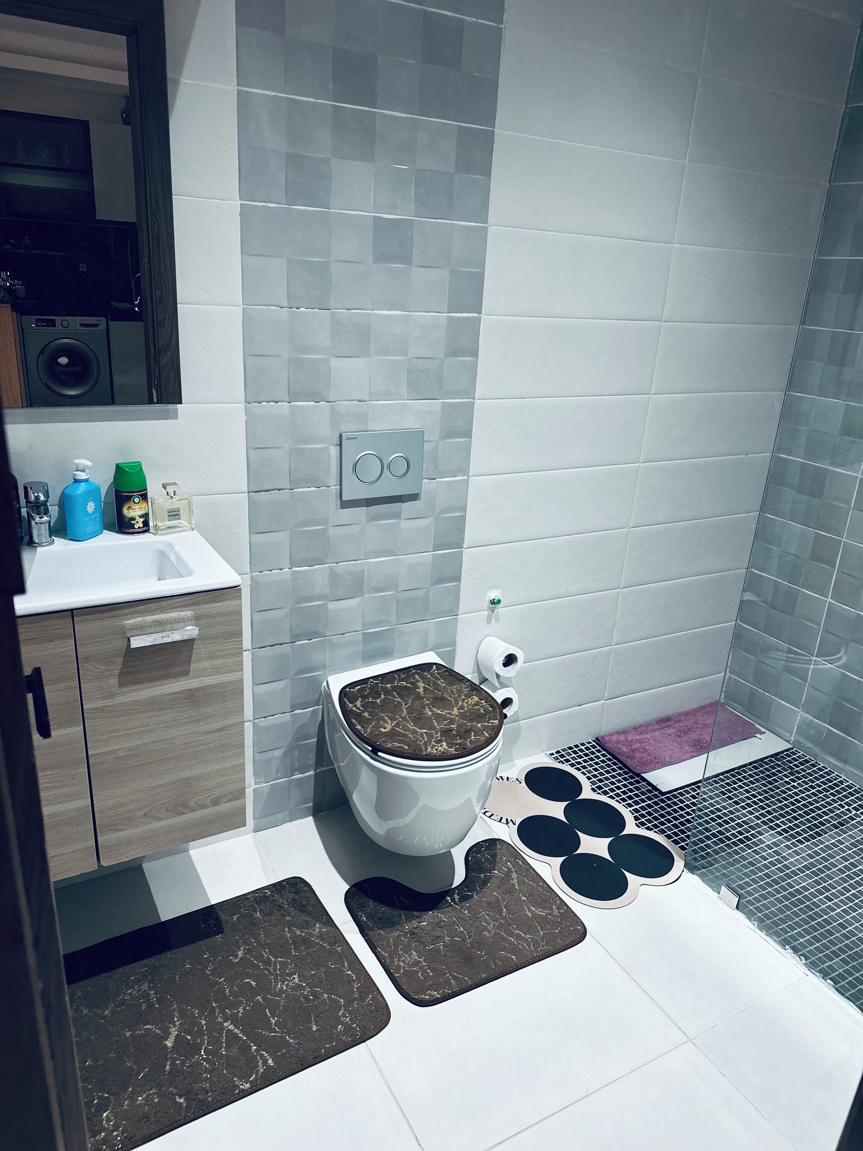 Doccia, asciugamani, sapone, carta igienica