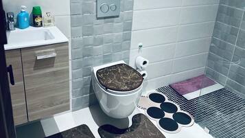 Ducha, toallas, jabón y papel higiénico