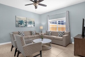 TV - 4 Bedrooms / 3 Bathrooms/ Paradise Palms (2931BU) (Kissimmee)