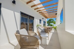 Outdoor dining - Tres Cocos Modern Luxury, Private, Gated & Centrally Located (San Pedro)