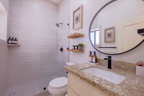 Hair dryer, towels, soap, shampoo - Tres Cocos Modern Luxury, Private, Gated & Centrally Located (San Pedro)