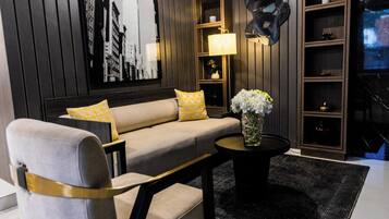 Luxe kamer, balkon, uitzicht op de stad | Een bureau, een laptopwerkplek, gratis wifi