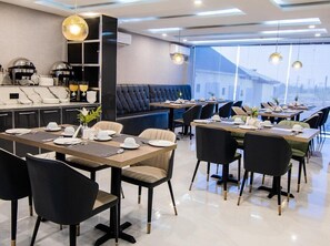 ห้องลักซ์ชัวรี่, ระเบียง, วิวเมือง | โต๊ะทำงาน, พื้นที่ทำงานแบบใช้แล็ปท็อป, Wi-Fi ฟรี