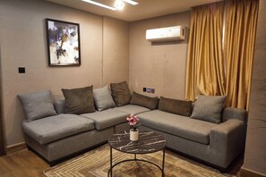 ห้องลักซ์ชัวรี่, ระเบียง, วิวเมือง | โต๊ะทำงาน, พื้นที่ทำงานแบบใช้แล็ปท็อป, Wi-Fi ฟรี