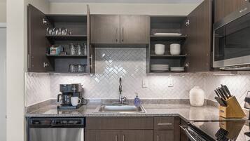 Fridge, microwave, stovetop, dishwasher