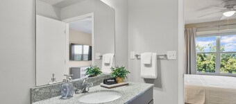 The Leigh Beautiful Riverfront Condo with Pool & Gym Access