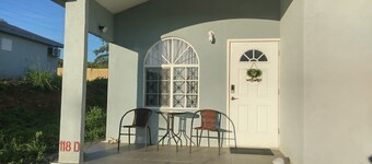 Charming 2-bedroom house with WiFi, AC in tranquil Discovery Bay, St. Ann