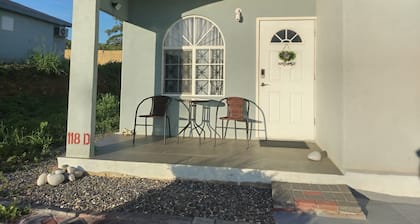 Charming 2-bedroom house with WiFi, AC in tranquil Discovery Bay, St. Ann
