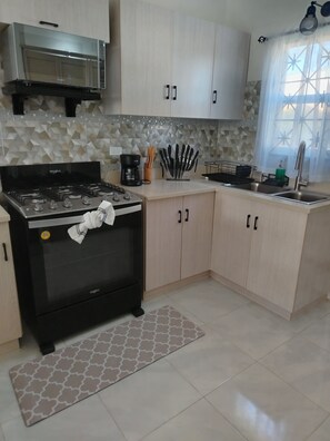 Frigorifero, microonde, forno, piano cottura