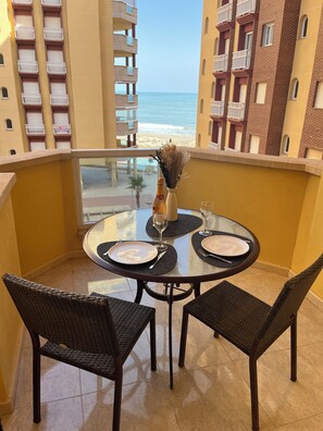 تناول الطعام بالخارج