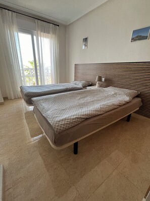 2 عدّة غرف نوم ومكواة/لوح كي وواي فاي وملاءات أسرّة