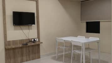 Deluxe Double or Twin Room, City View | Living area