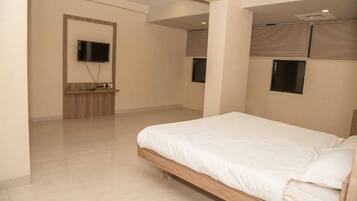 Deluxe dubbelrum eller tvåbäddsrum - utsikt mot staden | Arbetsyta för laptop och gratis wi-fi