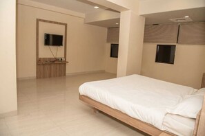 Chambre Deluxe double ou avec lits jumeaux, vue sur la ville | Espace de travail pour ordinateurs portables, accès au Wi-Fi (inclus)