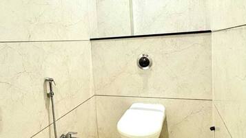Deluxe Double or Twin Room, City View | Bathroom | Shower, towels, soap, shampoo