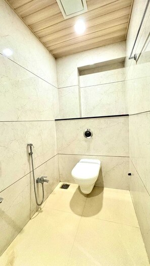 Phòng đôi hoặc 2 giường đơn Deluxe, quang cảnh thành phố | Phòng tắm | Buồng tắm vòi sen, khăn tắm, xà phòng, dầu gội