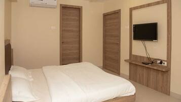 Deluxe Double or Twin Room, City View | Laptop workspace, free WiFi