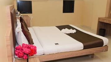 Deluxe Double or Twin Room, City View | Laptop workspace, WiFi (free)