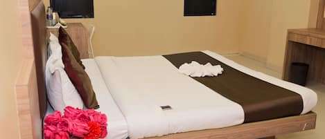 Deluxe Double or Twin Room, City View | Laptop workspace, WiFi (free)