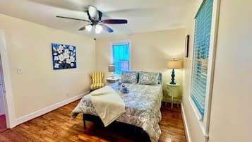 2 makuuhuonetta, työpöytä, silitysrauta/-lauta, ilmainen Wi-Fi