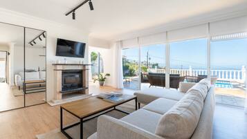 Télévision, cheminée