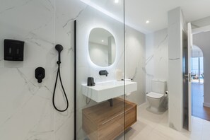 Chuveiro, secador de cabelo, toalhas de banho