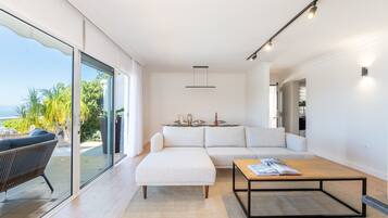 Een televisie en een open haard